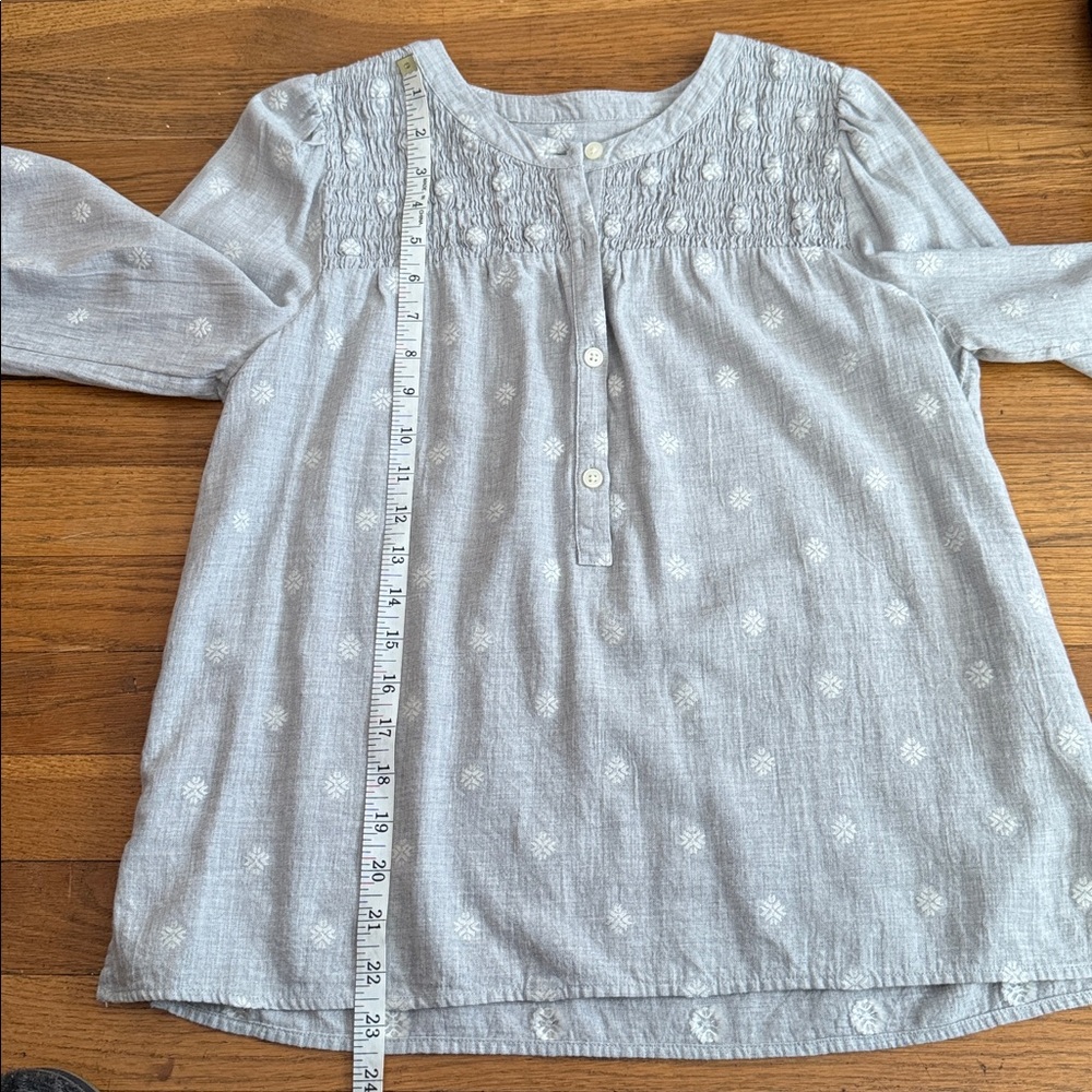 ❄️ Loft light gray/white snowflake print top. Size S. - Picture 6 of 10